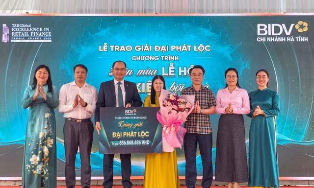 Người phụ nữ Hà Tĩnh gửi tiết kiệm bất ngờ trúng thưởng 686 triệu đồng