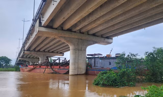 2 tàu hút cát mắc kẹt dưới chân cầu sông Tào 