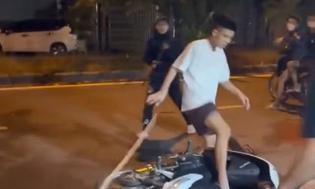 Chặn bắt nhóm côn đồ mang hung khí hỗn chiến trên đường