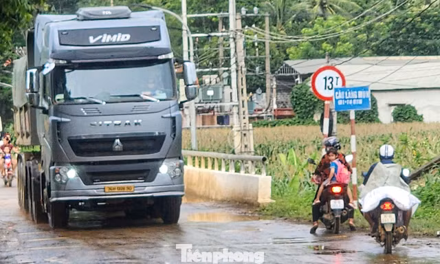 Thanh Hóa: Dừng dàn xe đầu kéo chở đất nặng hàng chục tấn chạy qua cầu tải trọng 13 tấn