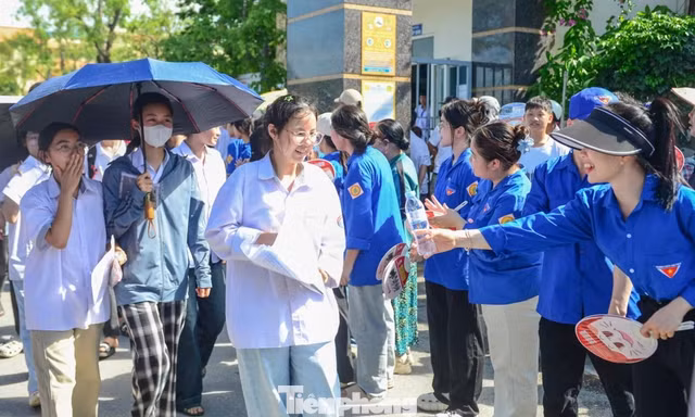 ‘Áo xanh’ đồng hành 51.000 sĩ tử ở Thanh Hóa vượt vũ môn