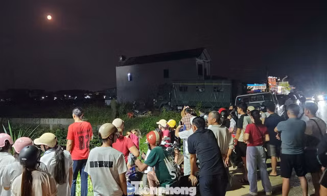 Đã bắt được hai đối tượng cầm kiếm cố thủ trên mái nhà ở Thanh Hoá 