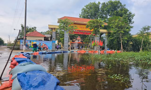 Đắp bờ, bơm nước chống ngập cho trường để đón gần 2.000 học sinh trở lại