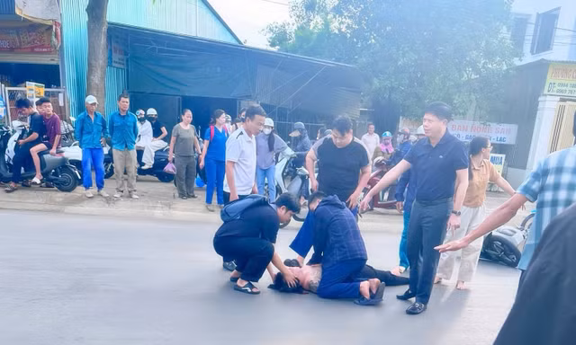 Gặp người nguy kịch trên đường, nhóm y bác sĩ lao vào cấp cứu nạn nhân