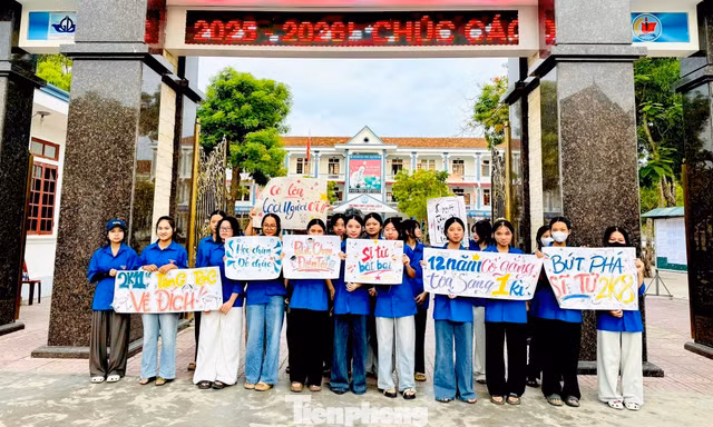 Áo xanh 'dầm mưa, đội nắng' tiếp sức sĩ tử 'vượt vũ môn'