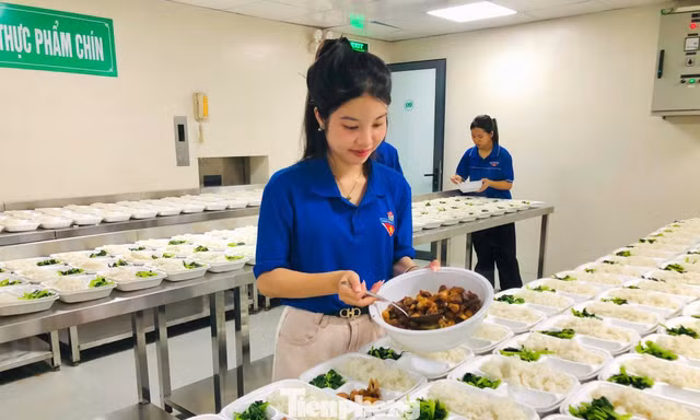 Đỏ lửa nấu 400 suất cơm miễn phí tiếp sức sĩ tử vùng biên