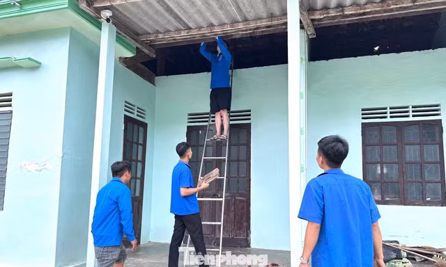 Tuổi trẻ Nghệ An giúp người dân khắc phục hậu quả mưa đá dông lốc