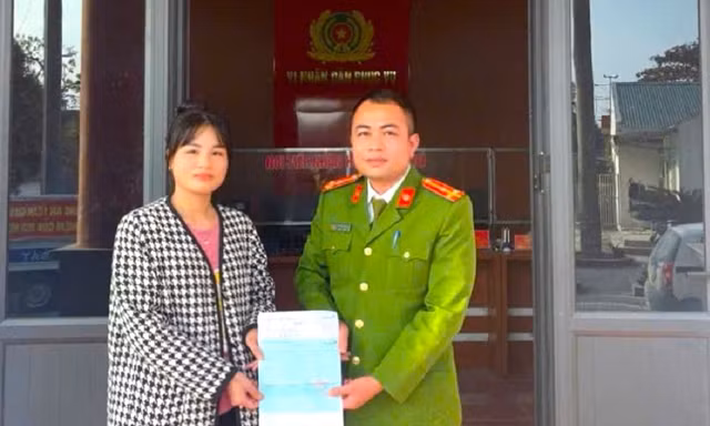 Bất ngờ được nhận 1 tỷ đồng, cô gái vội đến trụ sở công an trình báo