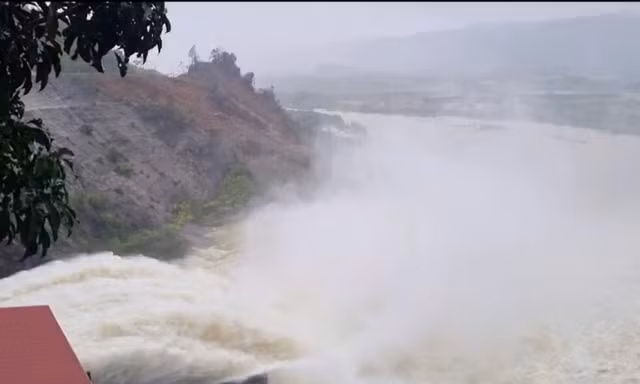Thuỷ điện Hố Hô, hồ Kẻ Gỗ đồng loạt xả lũ lớn