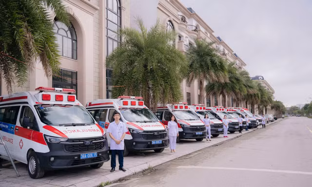 Vingroup hỗ trợ Hà Tĩnh 15 xe cứu thương và thiết bị y tế