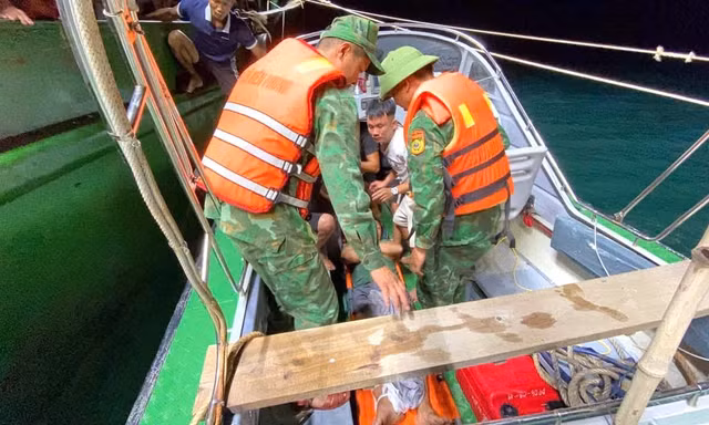 Kịp thời cứu thuyền viên gặp nạn trên biển lúc rạng sáng