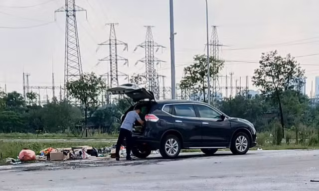 Truy tìm người đàn ông lái ô tô đổ rác bên đường có biển cấm