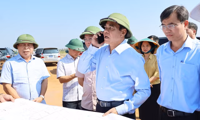 Chủ tịch tỉnh Nghệ An gọi điện đôn đốc nhà thầu ngay tại công trường