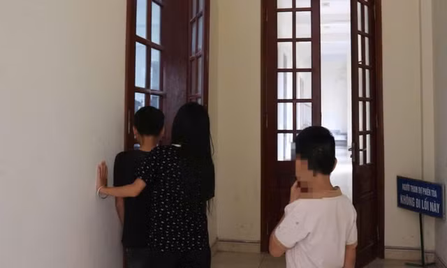 Tiếng gọi 'bố ơi' xé lòng giữa phòng xử án