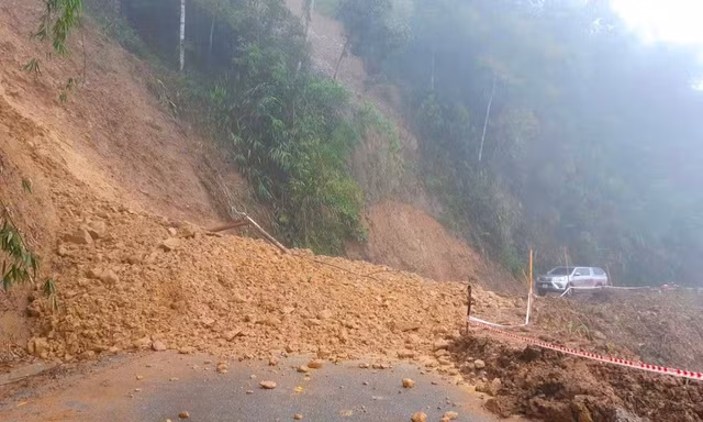 Đất đá sạt lở chắn ngang quốc lộ, giao thông bị chia cắt