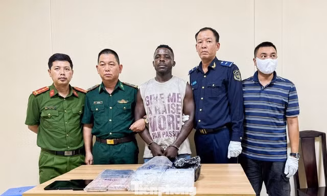 Bắt đối tượng người Nigeria cùng lô ma tuý giấu trong linh kiện điện tử 