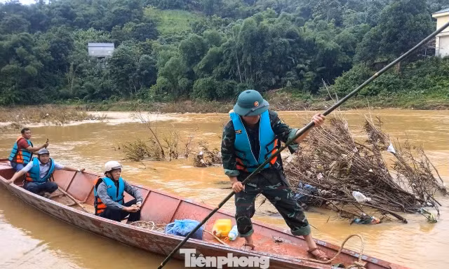 Dùng thuyền vượt lũ, đưa chuyển người và hàng hóa ra vào vùng cô lập