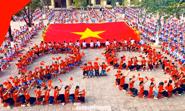 Rực sắc cờ đỏ với màn xếp hình 2/9 của thiếu nhi Nghệ An