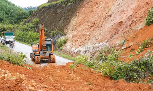 Hàng nghìn khối đất đá sạt lở khiến quốc lộ 48 bị chia cắt