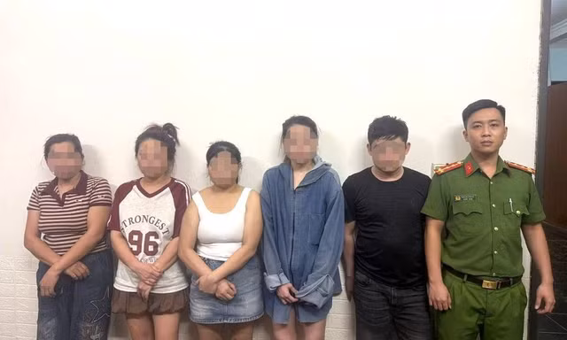 Kiểm tra nhà nghỉ, công an bắt quả tang hai đôi nam nữ đang mua bán dâm
