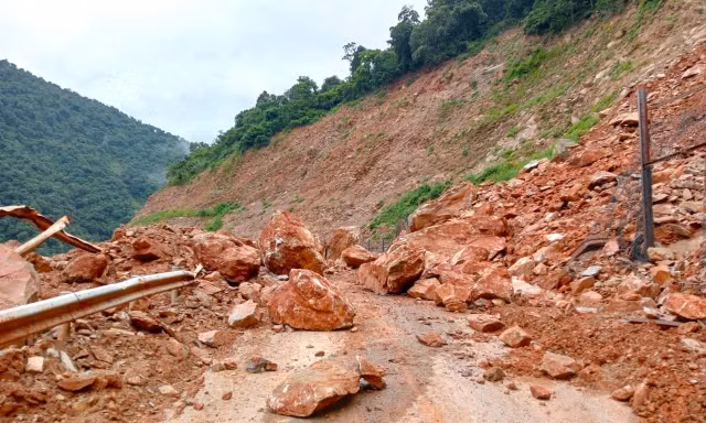 Đá ‘khủng’ lăn trên núi chắn ngang đường độc đạo
