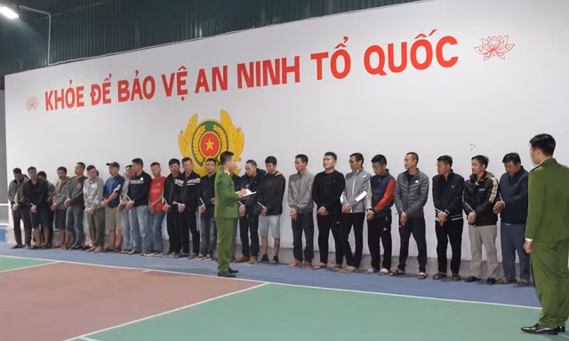 Đột kích sới gà giữa khu dân cư, bắt 28 đối tượng