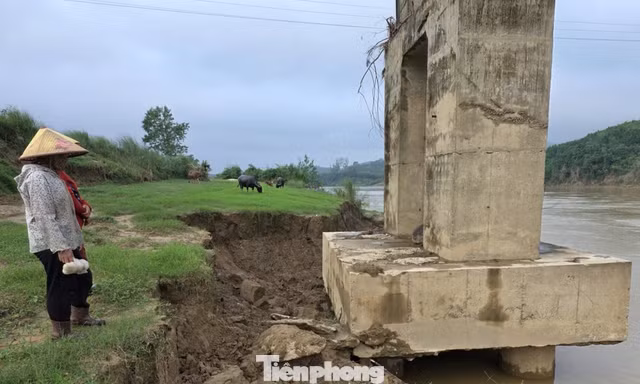 Trụ cầu treo bị khoét hàm ếch, rọ đá lộ thiên