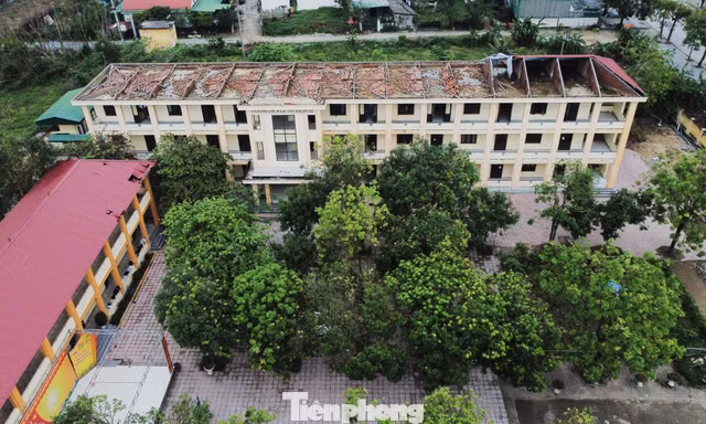 Trường học chịu cảnh dột nát sau nhiều tháng ‘bão chồng bão’ 