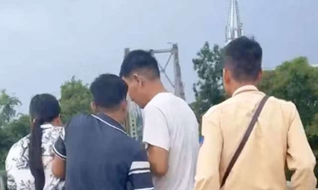 Thiếu tá Cảnh sát giao thông lao qua lan can cầu kịp cứu một phụ nữ định tự vẫn