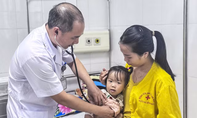 Người già và trẻ nhỏ nhập viện tăng mạnh giữa đợt nắng nóng kỷ lục