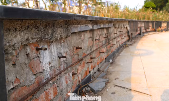 Phố đi bộ ở Nghệ An xuống cấp, đá ốp bong tróc, lộ cốt thép