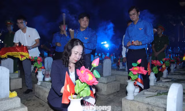 Hàng vạn người thắp sáng ngọn nến tri ân tại nghĩa trang liệt sĩ Việt - Lào