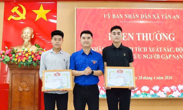 Khen thưởng hai nam sinh dũng cảm cứu nữ sinh nhảy cầu