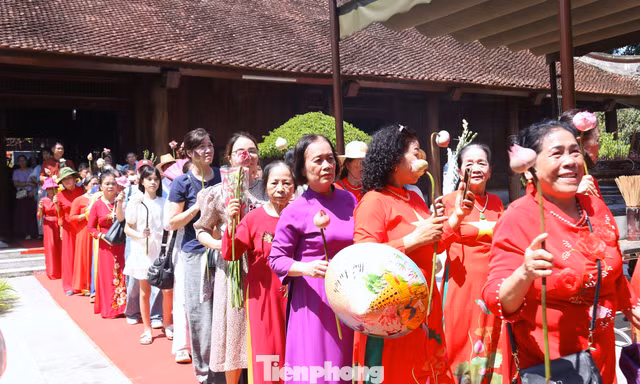 Dòng người thành kính dâng đóa sen thơm tưởng nhớ Chủ tịch Hồ Chí Minh 