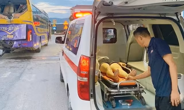 Xe khách dừng bên quốc lộ bị xe cùng chiều tông trúng, nhiều người nhập viện