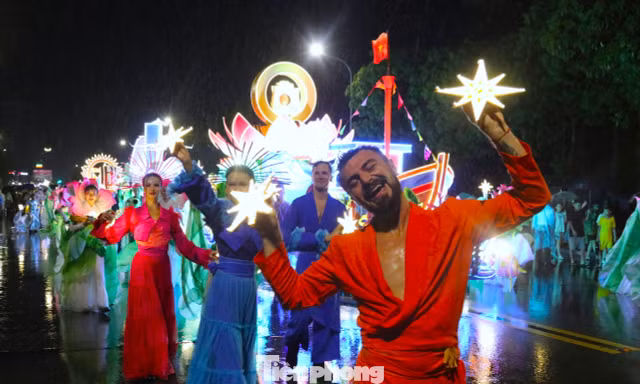 Hàng nghìn người đội mưa thưởng thức đại tiệc Carnival