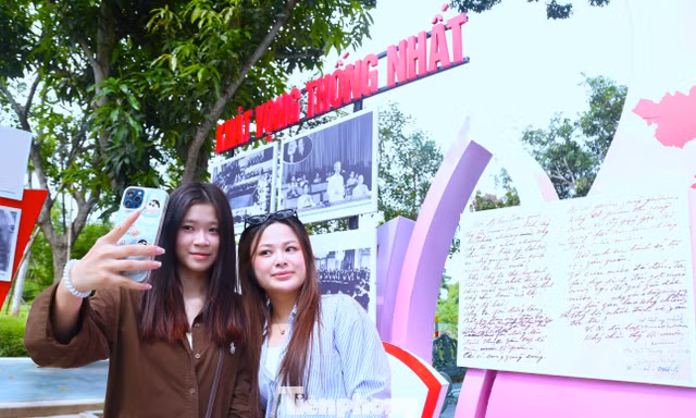 Bạn trẻ khám phá không gian trưng bày đặc sắc ở Làng Sen 