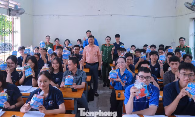 Gần 700 sĩ tử bất ngờ nhận quà tiếp sức trước ngày thi