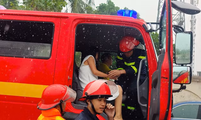 Thai phụ đau bụng, xe chết máy giữa biển nước