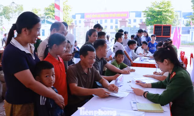 Vượt núi đưa con đến nhập học ở ngôi trường đặc biệt