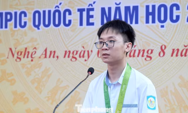 Nam sinh lớp 11 giành cú đúp huy chương Olympic quốc tế