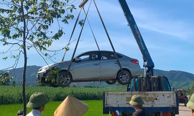 Phát hiện tài xế tử vong trong ô tô dưới ruộng lúa