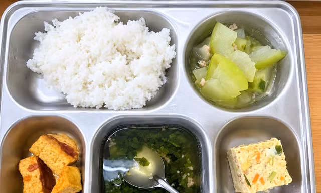 Nghệ An: Xôn xao chuyện suất ăn 'khay nhiều, khay ít' 