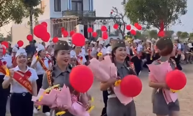 Clip ‘đội nghi thức trung niên’ gây xôn xao, lãnh đạo xã lên tiếng