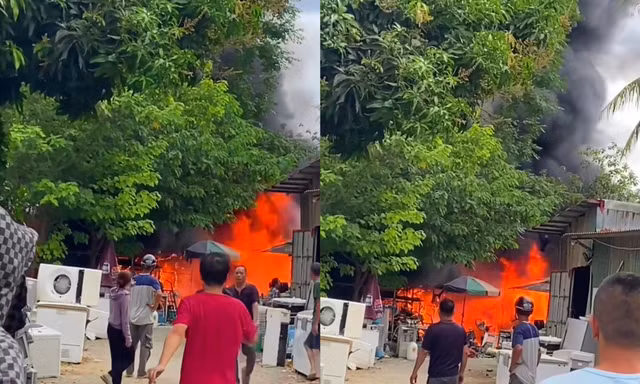 Kho phế liệu bốc cháy dữ dội sát chung cư ở Nghệ An