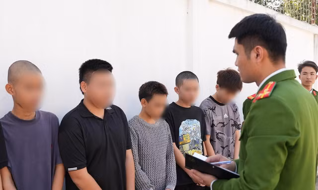 Bắt 18 ‘quái xế’ mang hung khí gây náo loạn đường phố