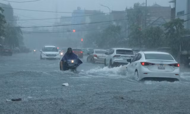 Nhận định mới về mưa lớn ở miền Trung, Nam Bộ