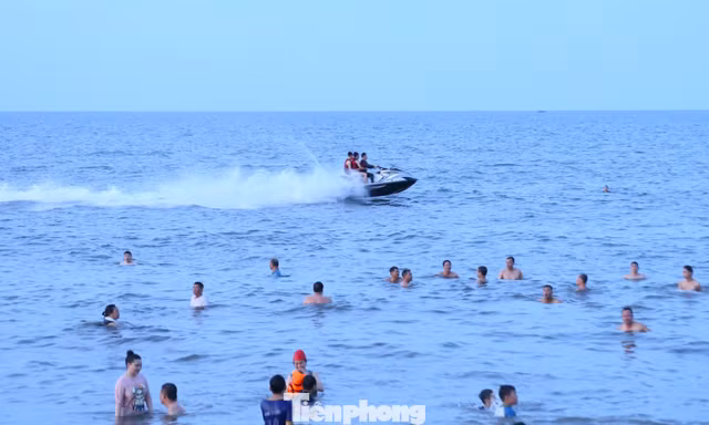 Đình chỉ hoạt động 3 doanh nghiệp mô tô nước ở Cửa Lò 