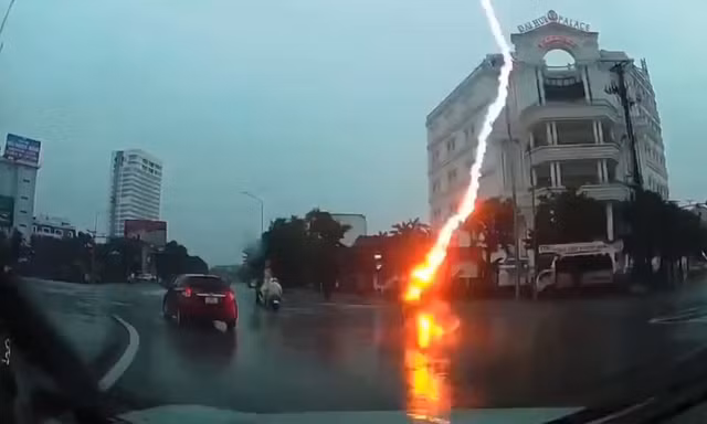Clip sét tóe lửa đánh trúng người đi xe máy ở Nghệ An