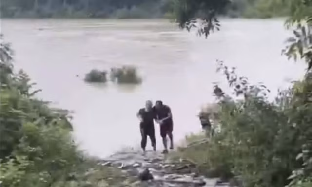 Nghe tiếng kêu cứu, chủ quán cà phê phóng xe 500m đón đầu dòng lũ cứu người